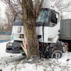 Мертвецьки п’яний без документів втулив фурою в дерево Мертвецьки п’яний без документів втулив фурою в дерево