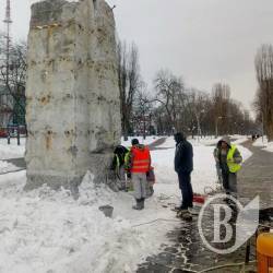 Лупайте сей постамент, нехай ні жар, ні холод не спинить… Лупайте сей постамент, нехай ні жар, ні холод не спинить…