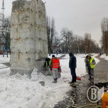 Лупайте сей постамент, нехай ні жар, ні холод не спинить… Лупайте сей постамент, нехай ні жар, ні холод не спинить…