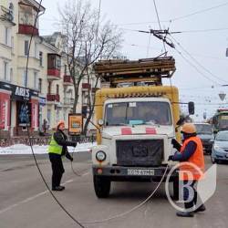 В центрі Чернігова порвало тролейбусну мережу В центрі Чернігова порвало тролейбусну мережу