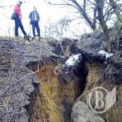 Вода вкотре «розрізала» Єлецьку гору. Разом з культурним шаром часів Русі Вода вкотре «розрізала» Єлецьку гору. Разом з культурним шаром часів Русі