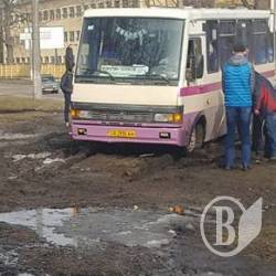 Автобус загруз у… газоні