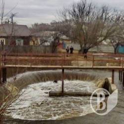 Вулицю Київську перекрили – воду качають Вулицю Київську перекрили – воду качають