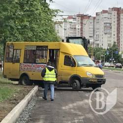 Маршрутка застрягла на бордюрі Маршрутка застрягла на бордюрі