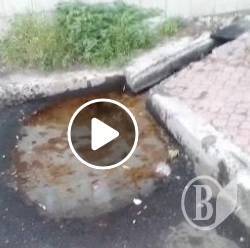 Чия смажена олія стоїть плямами на вулиці в Чернігові? Чия смажена олія стоїть плямами на вулиці в Чернігові?