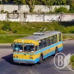 Шостий тролейбус їздить коротким маршрутом Шостий тролейбус їздить коротким маршрутом