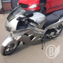 У Чернігові поцупили 800-кубовий мотоцикл Honda У Чернігові поцупили 800-кубовий мотоцикл Honda
