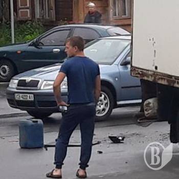 В Чернігові зіткнулися сумнозвісна «Калина» і вантажівка В Чернігові зіткнулися сумнозвісна «Калина» і вантажівка