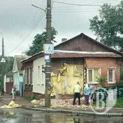 Частина стіни відвалилася від будинку Частина стіни відвалилася від будинку