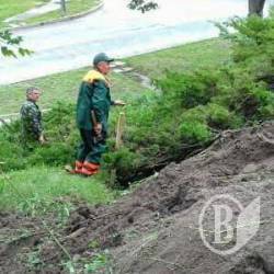 Комунальники рівняють вимоїни на схилі Валу Комунальники рівняють вимоїни на схилі Валу