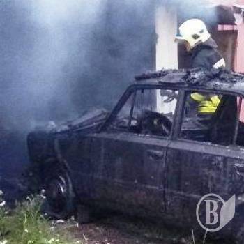 Погоріли три гаражі й два радянські легковики Погоріли три гаражі й два радянські легковики