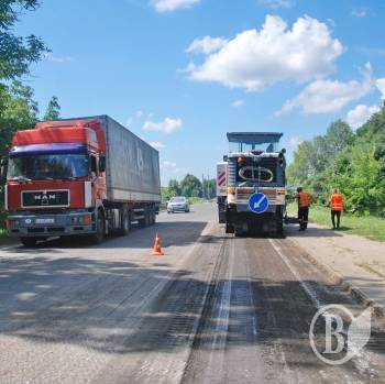 Триває поточний середній ремонт початку автошляху на східному виїзді з Чернігова Триває поточний середній ремонт початку автошляху на східному виїзді з Чернігова