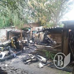 На Шерстянці погоріли сарайчики На Шерстянці погоріли сарайчики