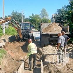 Тривають роботи на сумнозвісній вулиці Декабристів у Чернігові Тривають роботи на сумнозвісній вулиці Декабристів у Чернігові