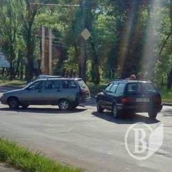 Зіткнулися два легковика на вулиці Мазепи в Чернігові