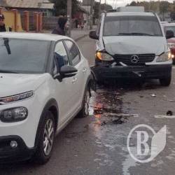 Мінівен «Mercedes» вдарив у корму малолітражку «Citroen» Мінівен «Mercedes» вдарив у корму малолітражку «Citroen»