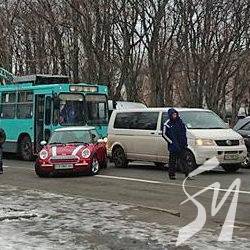 Двоє подряпали машинки – стоїть центральна вулиця Двоє подряпали машинки – стоїть центральна вулиця