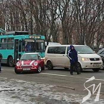 Двоє подряпали машинки – стоїть центральна вулиця