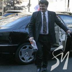 Порошенко залишає Україну з радянсько-китайським автопарком Порошенко залишає Україну з радянсько-китайським автопарком