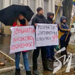 В Харкові перед консульством РФ горів «триколор», а у ворожому дворі – ялина В Харкові перед консульством РФ горів «триколор», а у ворожому дворі – ялина