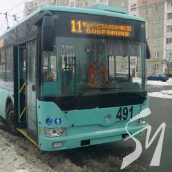 Водій пошкрябав новий тролейбус і забрався геть Водій пошкрябав новий тролейбус і забрався геть