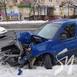 Легковичок розбився об паркан на проспекті Перемоги в Чернігові Легковичок розбився об паркан на проспекті Перемоги в Чернігові