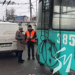 Водій фургончика поспішав повз тролейбус, але «встиг» не зовсім Водій фургончика поспішав повз тролейбус, але «встиг» не зовсім
