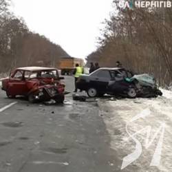 У зіткненні двох ВАЗів двоє загинули, ще одного реанімують У зіткненні двох ВАЗів двоє загинули, ще одного реанімують
