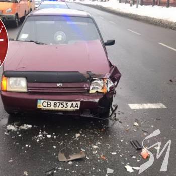 «Славута» пом’яла боки Volkswagen Caddy в Чернігові «Славута» пом’яла боки Volkswagen Caddy в Чернігові