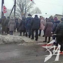 Київську трасу перекрили селяни. Проти шкідливого виробництва Київську трасу перекрили селяни. Проти шкідливого виробництва