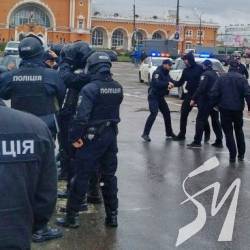 Митникам нагадали пікетом, що вони – зло
