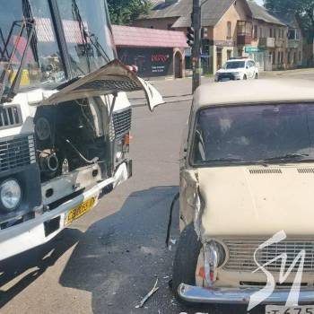 Зіткнулись два нещастя: ПАЗ і ВАЗ Зіткнулись два нещастя: ПАЗ і ВАЗ