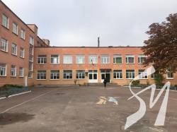 У 21-й школі Чернігова невідомі розпилили газ: 4 учнів шпиталізували У 21-й школі Чернігова невідомі розпилили газ: 4 учнів шпиталізували