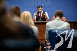 Гончарук доручив заблокувати виплату низки видатків