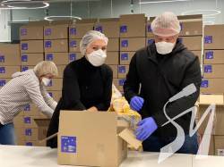 Генерал Забродський і дружина Порошенка в офісі “ЄС” пакують продукти для нужденних у карантині
