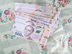В Україні розгорнули аферу на коронавірус: з карток пенсіонерів знімають 1000 гривень В Україні розгорнули аферу на коронавірус: з карток пенсіонерів знімають 1000 гривень