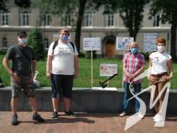 У Чернігові протестувати проти призначення Шкарлета в.о. міністра вийшло чотири людини У Чернігові протестувати проти призначення Шкарлета в.о. міністра вийшло чотири людини