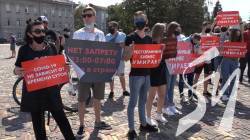 На Красну площу виносили труну: як пройшов мітинг рестораторів у Чернігові На Красну площу виносили труну: як пройшов мітинг рестораторів у Чернігові