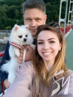 Застрягла в Ухані Настя з собачкою розбила сім'ю голови міграційної служби і вже заручилася з ним 