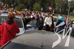 У Мінську протестувальники почали будувати барикади  