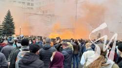Протест під КСУ: суд закидали фаєрами, презервативами і димовими шашками. ВІДЕО Протест під КСУ: суд закидали фаєрами, презервативами і димовими шашками. ВІДЕО