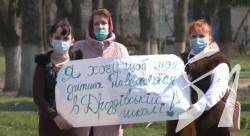 Чернігівщина: Попри протести під вікнами проголосували за закриття шкіл