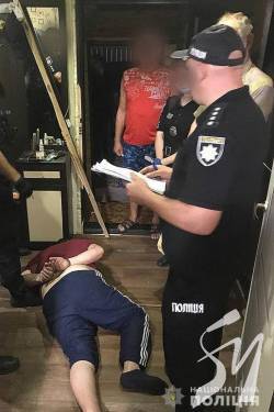 У Чернігові затримали педофіла, який утримував у себе вдома та бив 13-річну дівчинку У Чернігові затримали педофіла, який утримував у себе вдома та бив 13-річну дівчинку