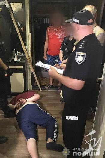 У Чернігові затримали педофіла, який утримував у себе вдома та бив 13-річну дівчинку У Чернігові затримали педофіла, який утримував у себе вдома та бив 13-річну дівчинку