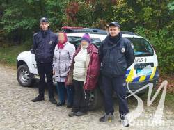 На Чернігівщині поліцейські врятували пенсіонерок, які заблукали в лісі На Чернігівщині поліцейські врятували пенсіонерок, які заблукали в лісі