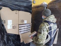 З Білорусі в Україну намагалися перевезти значну кількість сигарет, прихованих у вантажівці З Білорусі в Україну намагалися перевезти значну кількість сигарет, прихованих у вантажівці