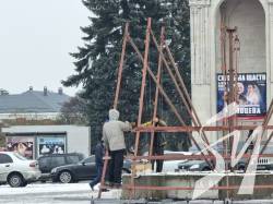 На головній площі Чернігова встановлюють ялинку