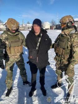 Раніше судимого мешканця Ічні затримали за підозрою у торгівлі зброєю Раніше судимого мешканця Ічні затримали за підозрою у торгівлі зброєю