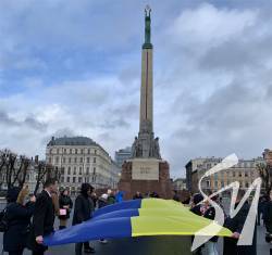 Мер Риги Мартиньш Статіс розгорнув 30-метровий прапор України у центрі столиці Латвії Мер Риги Мартиньш Статіс розгорнув 30-метровий прапор України у центрі столиці Латвії