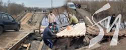 Збивають дошки і насипають землю: люди почали відновлювати мости до Чернігова